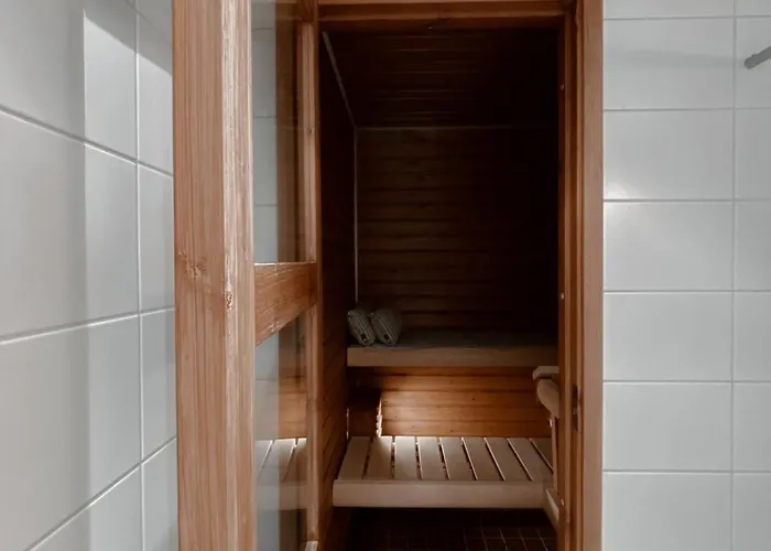 Stylish One-bedroom With Sauna فانتا